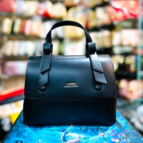 আধুনিক কালো হ্যান্ডব্যাগ – CLASSIC স্টাইল ও সৌন্দর্যের নিখুঁত সমন্বয়