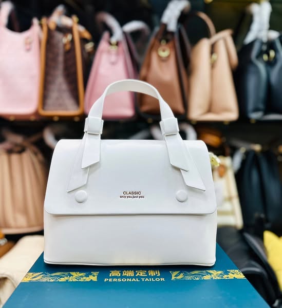 CLASSIC সাদা হ্যান্ডব্যাগ – সরলতায় আভিজাত্যের ছোঁয়া