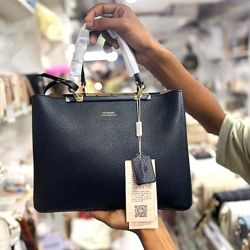 Elegant Black Classic Handbag – Minimalist Luxury for Everyday Sophistication
